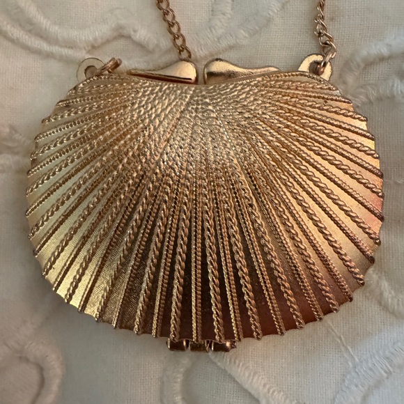 Gold Shell Pendant Necklace - Picture 5 of 6